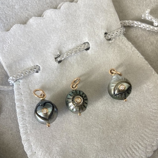 Charms, Perle de Tahiti, gravure et diamant